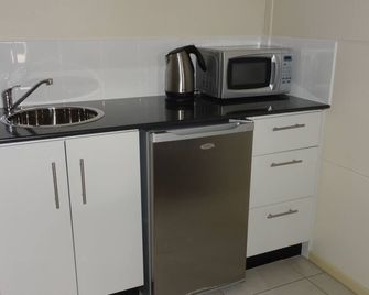 Balranald Club Motel - Balranald - Kitchen