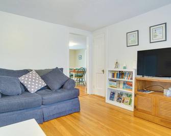 1 Mi to Marina Hyannis Home with Furnished Deck - Hyannis - Living room