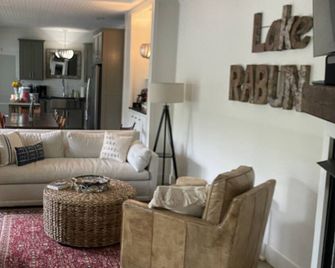 Lake Rabun Rental - Classic Waterside Home And Boathouse - Lakemont - Living room