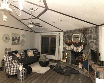 Sky Valley Mountain Cabin - Dillard - Living room