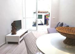 Mazi Apartments Chic - Badalona - Essbereich