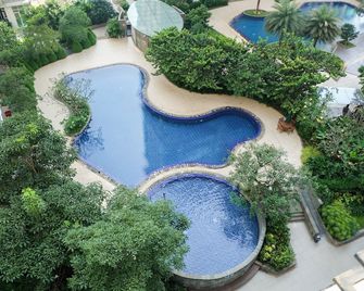 Comfy Studio Apartment Woodland Park Res - Yakarta - Piscina