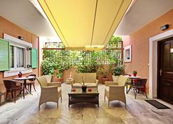 Aloe Luxury Apartments & Suites - Porto Cheli - Binnenhof