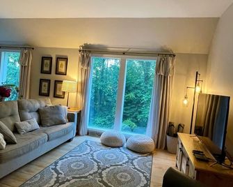 Pennsy Ridge Hideaway: Relax in our centrally-located wooded retreat w/ hot tub - Willow Street - Living room