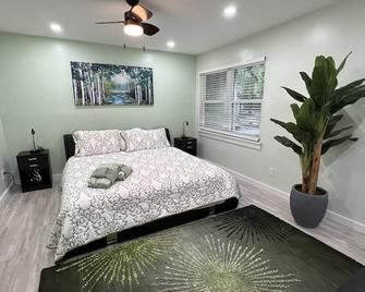 Tranquility in paradise- 2 bedroom villa w/parking - Hilton Head Island - Bedroom