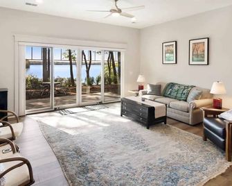 Long Lake Fox Den - Dog Friendly - Traverse City - Living room