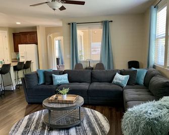 Big, Bright Bidwell Beauty in Folsom - Folsom - Living room
