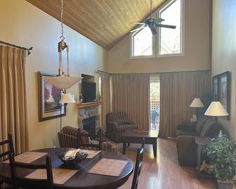 Cozy Cottage with deck & BBQ, short walk Rathtrevor Beach. - Parksville - Dining room
