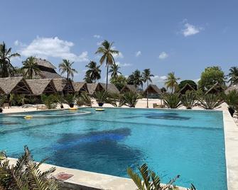 New Jambo Bungalows - Paje - Piscina