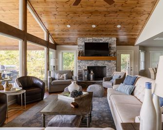 Water Front Lake House On Waters Edge With Extra Large Hot tub & Outdoor Space. - Rogers - Obývací pokoj