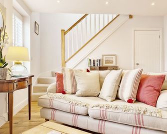 Castleton , Chichester - sleeps 2 guests in 1 bedroom - Chichester - Living room