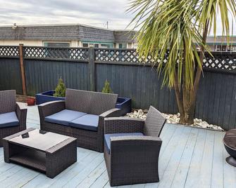 King Beds, Full Kitchen, Private Pool Table, 8 min walk to Beach, Pet Friendly - Ocean Shores - Патіо
