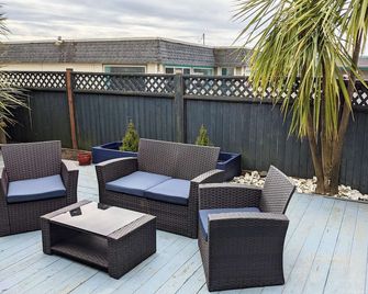 King Beds, Full Kitchen, Private Pool Table, 8 min walk to Beach, Pet Friendly - Ocean Shores - Balcon