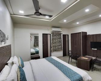 Daksh Hotel & Restaurant - Sasan Gir - Спальня