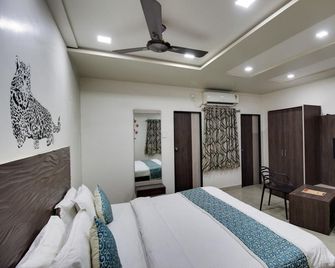 Daksh Hotel & Restaurant - Sasan Gir - Bedroom