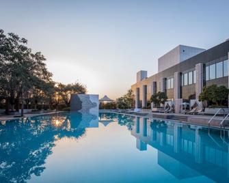 Karma Chalets - Kāsan - Piscina