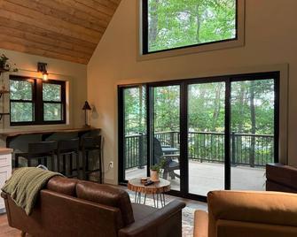 Luxury Treehouse with Large Deck - Harrington - Wohnzimmer