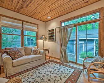 Upscale Family Retreat with Fire Pit, Walk to Beach! - Union Pier - Living room