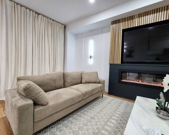 Exclusive Home in Niagara Falls - Thorold - Living room