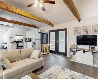 Lucky Cottage - Livingston - Living room