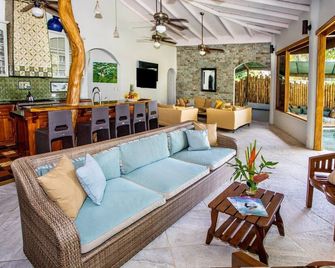 Spacious Villa, 3 Pools, Rooftop Sundeck, Ocean Views, Chef Included - Quepos - Sala de estar