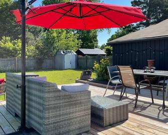 Welcome to Your Coastal Retreat: Siesta Time at The Hacienda! - Saugeen Shores - Патіо