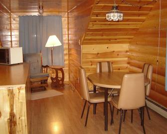 Martins Vacation Rental Log Cabin - Hungry Horse - Dining room