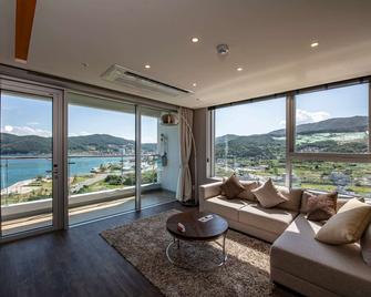 Ramada Suites Geoje - Geoje - Wohnzimmer