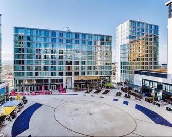 Central Apartment With Free Parking - By Doze - Milton Keynes - Building