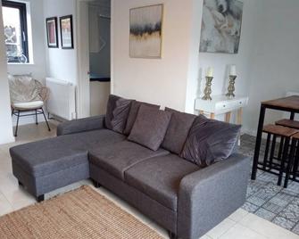 2 Bed House - Sleeps 4 - Pets - Garden - Parking - Bolton - Sala de estar