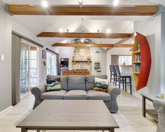 Log Cabin Beauty w Hot tub, Arcade Games with modern amenities throughout - Lake Harmony - Living room