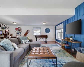 Lake House in the Summer, Ski Chalet in the Winter, Dog Friendly! - Lackawaxen - Salon