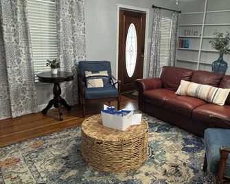 Gorgeous quiet and cozy 3 bedroom/ 2 bathroom home awaits you! - Uvalde - Sala de estar