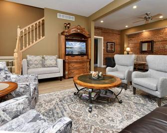 Charming Brick Farmhouse With A Touch Of Elegance. -Winona - Winona - Living room