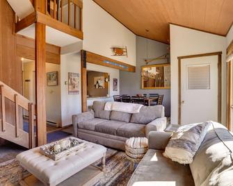 Charming Townhome - Walk to Greek Peak Mountain! - Cortland - Living room