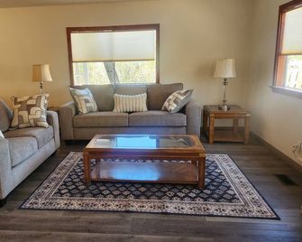 Desert Oasis Retreat 2-bedroom house in charming Littlefield/beaver dam. - Littlefield - Living room