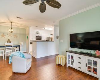 Foley Condo with Pool Access 10 Mi to Gulf Shores! - Foley - Living room