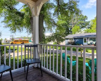 3 Bedroom Cottage with Private Fenced Yard - Spring Lake - Balcón