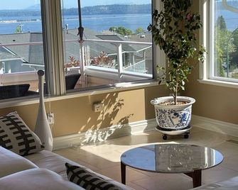 Full Advantage Of 180 Degree Panoramic View Of Ocean & Mount Baker - White Rock - Balcón