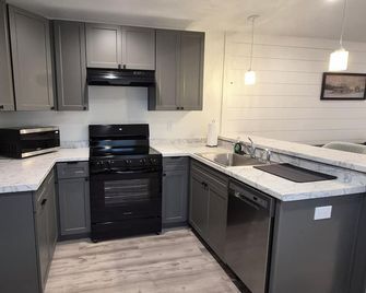Cozy 1-bedroom duplex in Greenfield with AC. - Greenfield - Kuchyň