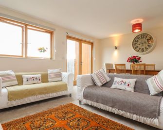 Maple - Falmouth - Living room