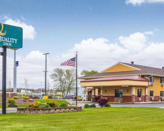 Quality Inn - Janesville - Gebäude