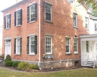 Comfy studio apartment on 2nd floor, pet friendly - Auburn - Budynek