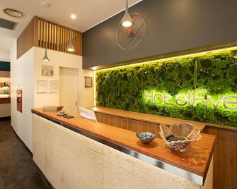 Hotel Five - מילאנו - דלפק קבלה