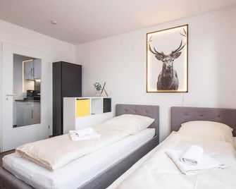Black&yellow Apartment Bielefeld 24h Check In Wlan Parkplatz Öpnv - Bielefeld - Bedroom