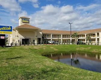 King Room, Scottish Inns & Suites, Soundproof Rooms, Near Shops and Restaurants - Bay City - Gebäude