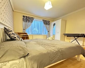 Two Double Bedroom Maisonette with rear garden. - Farnham - Bedroom