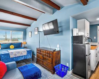 2nd Floor Studio #4 with Ocean View and Covered Deck - Blaine