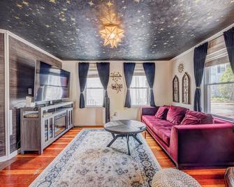 Ravens Hollow - Salem - Living room