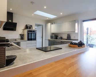 Little Haven, Country Holiday Cottage, With A Garden In Kirby Cross - Frinton-on-Sea - Kitchen